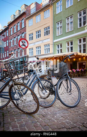 Copenhague, Danemark - 22 octobre 2018 : les vélos garés dans une rue de l'Indre par, également connu sous le nom de centre-ville de Copenhague. Banque D'Images