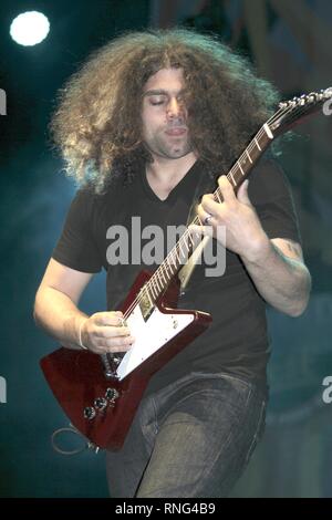 Chanteur, auteur-compositeur et guitariste Claudio Sanchez est montré sur scène pendant un concert 'live' apparence avec Patrick Sébastien. Banque D'Images