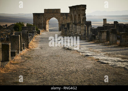 L'Arc de Caracalla (Arc de Triomphe). Les ruines de Volubilis est une ville romaine et Berbère excavés au Maroc, près de la ville de Meknès. Banque D'Images