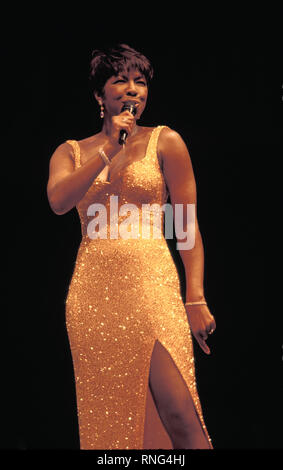 Huit Grammy Award Winning singer Natalie Cole est montré sur scène pendant un concert 'live'. Banque D'Images