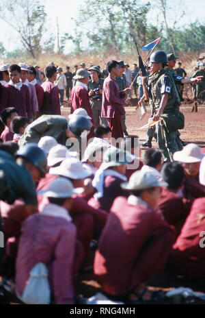 Prisonniers du Vietcong se lever et s'asseoir à l'endroit d'échange. Ils ont été transportés dans le C-130 de l'USAF de Bien Hoa Air Base. Ils seront échangés contre des prisonniers sud-vietnamiens et américains détenus par les forces Viet Cong. Banque D'Images