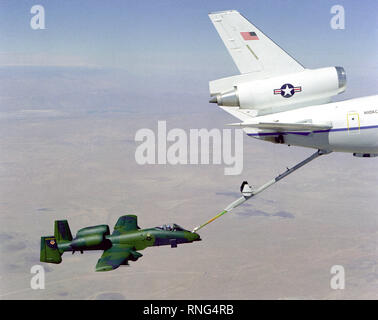 Un passage vue côté droit d'un avion Thunderbolt A-10A en cours de ravitaillement en vol grâce à la flèche d'un KC-10A Extender avion. Banque D'Images