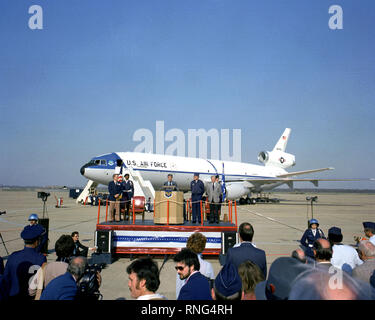 Douglas Aircraft Company Président John C. Brizendine parle de l'estrade, pendant la cérémonie de livraison du KC-10A Extender aéronefs dans l'arrière-plan. Banque D'Images