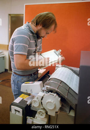 Un technicien surveille un imprimé d'ordinateur lors du test des circuits électriques d'un MGM-118 Peacekeeper (anciennement MX) guide de contrôle des missiles balistiques intercontinentaux. Banque D'Images