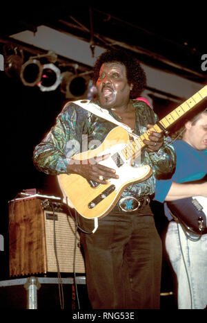 Le musicien de blues Albert Collins est montré jouant de sa guitare pendant un concert 'live'. Banque D'Images