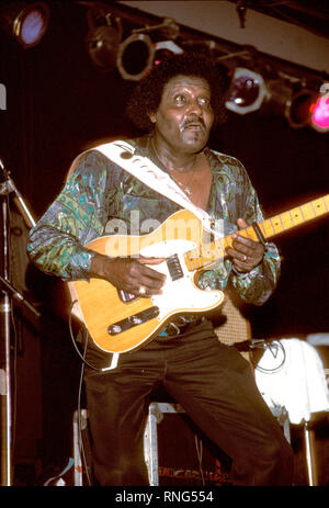 Le musicien de blues Albert Collins est montré jouant de sa guitare pendant un concert 'live'. Banque D'Images