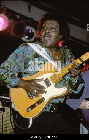 Le musicien de blues Albert Collins est montré jouant de sa guitare pendant un concert 'live'. Banque D'Images