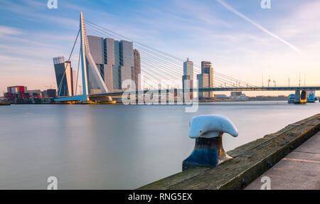 ROTTERDAM, Pays-Bas - 17 Février 2019 : l'Erasmusbrug sur la meuse fait partie de l'horizon de Rotterdam. Banque D'Images