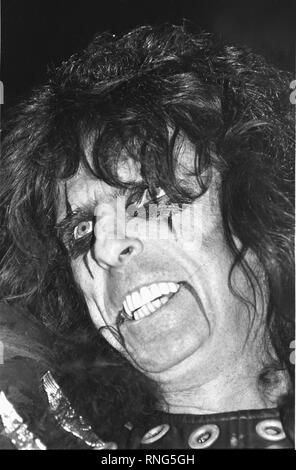 Auteur-compositeur-interprète Alice Cooper (né Vincent Furnier) est montré sur scène pendant un concert en direct de l'apparence. Banque D'Images