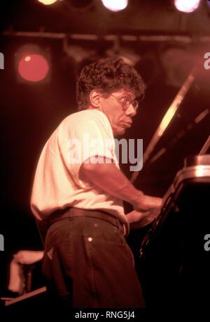 Pianiste de jazz primé aux Grammy Awards, le claviériste, batteur et compositeur, Chick Corea est montré sur scène pendant un concert en direct de l'apparence. Banque D'Images