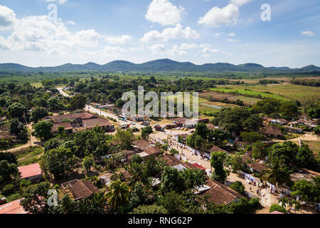 Vue aérienne de la partie supérieure de Torre de Manaca Iznaga tower à la campagne environnante, la gare près de Hacienda Ingenio Manaca Iznaga. Trinidad, Cuba Banque D'Images