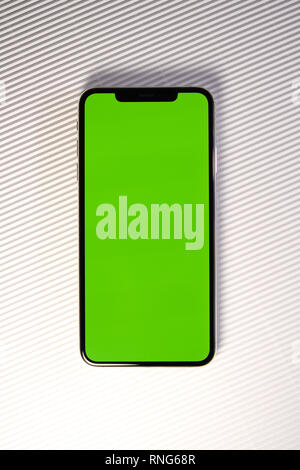 PARIS, FRANCE - Sep 27, 2018 : détail de nouveaux ordinateurs Apple iPhone Xs Max comme héros objet sur fond blanc - smartphone téléphone à affichage OLED avec chroma key vert écran sur fond de rayure Banque D'Images