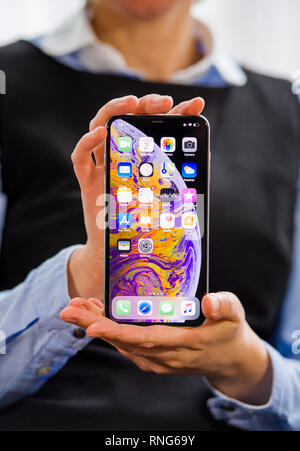 PARIS, FRANCE - Oct 2, 2018 : démonstration du nouveau Apple iPhone téléphone smartphone Max Xs à partir de tous les ordinateurs Apple avec écran OLED home apps sur Banque D'Images