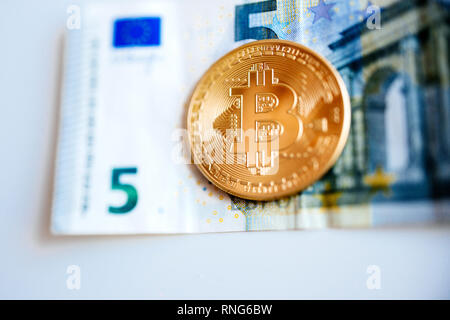 Londres, Royaume-Uni - 30 mars 2014 : Bitcoin or sur cinq euro note - Tilt-shift de l'objectif utilisé à peu profondes se concentrer Banque D'Images