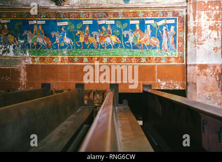 Plus grand fragment d'une ancienne fresque en français avec l'église de chevalerie sur les chevaux holding flags d'anciens noms de pays européens Banque D'Images