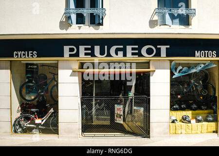 Chambéry, FRANCE - 5 mai 2016 : Façade de l'agence de voiture Peugeot vente de garage des vélos et des cyclomoteurs et des accessoires à Chambéry, Banque D'Images