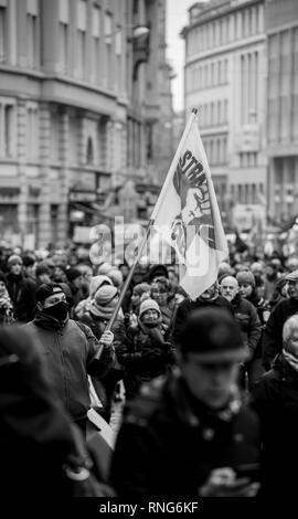 STRASBOURG, FRANCE - MAR 22, 2018 : la CGT Confédération générale du travail travailleurs avec démonstration affiche de protestation contre Macron gouvernement Français string de réformes - noir et blanc Banque D'Images