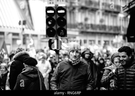 STRASBOURG, FRANCE - MAR 22, 2018 : la CGT Confédération générale du travail travailleurs avec démonstration affiche de protestation contre Macron gouvernement Français série de réformes - image en noir et blanc de l'homme adulte en face de manifestants Banque D'Images