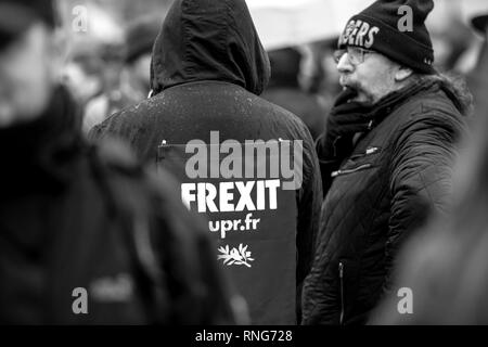STRASBOURG, FRANCE - MAR 22, 2018 : Les gens en place de rassemblement place Kléber au cours de la CGT Confédération générale du travail manifestation de protestation contre le gouvernement français Macron série de réformes - homme Frexit avec inscription au dos de sa veste Banque D'Images