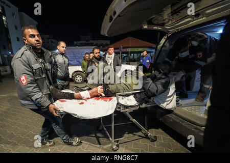 (NOTE DU RÉDACTEUR : Image contient des graphiques ) Un manifestant blessé allongé sur un brancard vu prises à l'hôpital pour recevoir un traitement au cours des affrontements. Des manifestants palestiniens se faisant appeler la ''nuit'' unités confusion mis le feu qu'ils réunissent près de la frontière Gaza-Israel est du centre de la bande de Gaza. La soi-disant ''nuit'' unités confusion aussi en conflit avec les troupes israéliennes le long de la barrière de sécurité, après environ 2 mois sans de telles escarmouches de nuit. Banque D'Images