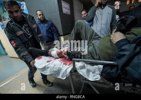 (NOTE DU RÉDACTEUR : Image contient des graphiques ) Un manifestant blessé allongé sur un brancard vu prises à l'hôpital pour recevoir un traitement au cours des affrontements. Des manifestants palestiniens se faisant appeler la ''nuit'' unités confusion mis le feu qu'ils réunissent près de la frontière Gaza-Israel est du centre de la bande de Gaza. La soi-disant ''nuit'' unités confusion aussi en conflit avec les troupes israéliennes le long de la barrière de sécurité, après environ 2 mois sans de telles escarmouches de nuit. Banque D'Images