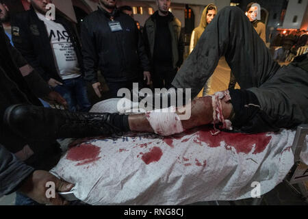 (NOTE DU RÉDACTEUR : Image contient des graphiques ) Un manifestant blessé allongé sur un brancard vu prises à l'hôpital pour recevoir un traitement au cours des affrontements. Des manifestants palestiniens se faisant appeler la ''nuit'' unités confusion mis le feu qu'ils réunissent près de la frontière Gaza-Israel est du centre de la bande de Gaza. La soi-disant ''nuit'' unités confusion aussi en conflit avec les troupes israéliennes le long de la barrière de sécurité, après environ 2 mois sans de telles escarmouches de nuit. Banque D'Images