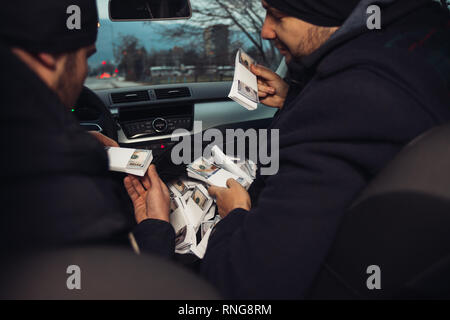 Après le succès du vol de banque, les voleurs sont dans la voiture montrant outre de leur argent et de célébrer la victoire sur le droit qu'ils avaient. Banque D'Images