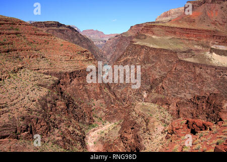 Les Gorges De Granite et Colorado River vu depuis le sentier descendant vers Tonto Hance Rapids dans le Parc National du Grand Canyon, Arizona. Banque D'Images
