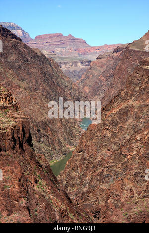 Les Gorges De Granite et Colorado River vu depuis le sentier descendant vers Tonto Hance Rapids dans le Parc National du Grand Canyon, Arizona. Banque D'Images