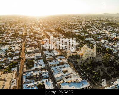 Vue aérienne de la cathédrale, la place de Saragosse, Palais du Gouvernement dans le centre d'Hermosillo, Sonora.. Vista aerea de catedral, plaza Zaragoza, Banque D'Images