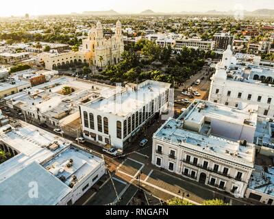 Vue aérienne de la cathédrale, la place de Saragosse, Palais du Gouvernement dans le centre d'Hermosillo, Sonora.. Vista aerea de catedral, plaza Zaragoza, Banque D'Images