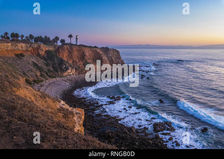 Point de vue imprenable sur le phare de Vicente de falaises escarpées de Rancho Palos Verdes, en Californie avec des vagues s'écraser sur les rochers du littoral 23-08-2003 ci-dessous Banque D'Images