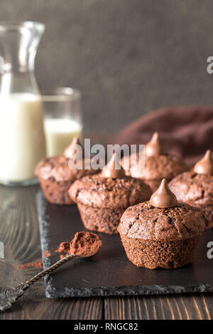 Muffins au chocolat noir sur le conseil de pierre Banque D'Images