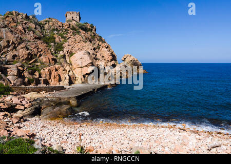 Torra di Portu, tour génoise en ruine sur un piton rocheux dans le golfe de Porto. Porto, Corse, France Banque D'Images