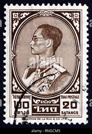 Thaïlande - circa 1962 : timbre imprimé dans la Thaïlande montre le Roi Bhumibol Adulyadej, Rama IX, roi de Thaïlande, vers 1962 Banque D'Images