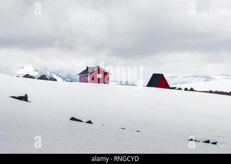 Maison en bois rouge norvégienne typique près de célèbre Aurlandsvegen (Bjorgavegen) route de montagne dans Aurland, Norvège dans le printemps ! Banque D'Images