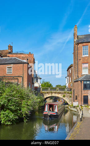 Une péniche voyageant le long de la rivière Kennett à West Newbury dans Mills juste après le passage sous le pont de Newbury sur un été, Berkshire, Angleterre, Royaume-Uni Banque D'Images