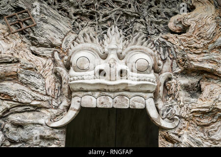 Ornements traditionnels balinais locales sculpté dans le bois par des artisans locaux par des mains Banque D'Images