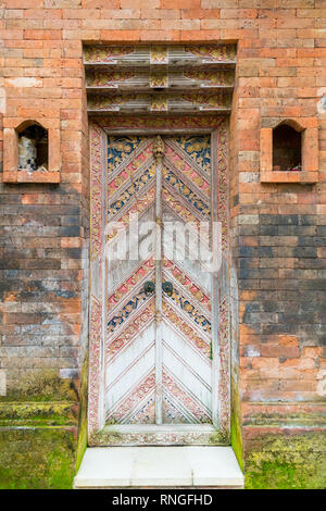 Les portes sculptées en bois balinais avec des ornements. Les traditions locales et de l'artisanat concept Banque D'Images