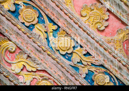 Ornements traditionnels balinais locales sculpté dans le bois par des artisans locaux par des mains Banque D'Images