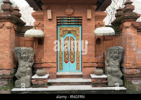 Les portes sculptées en bois balinais avec des ornements. Les traditions locales et de l'artisanat concept Banque D'Images