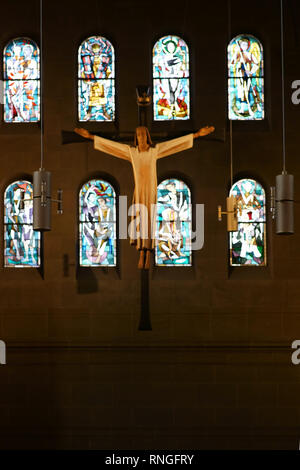 Mainz, Allemagne - le 03 février 2019 : un Christ moderne sculpture est suspendu au plafond de l'Église du Christ, 03 février 2019 à Mayence. Banque D'Images