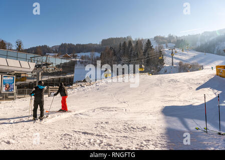 Station de ski Hauser Kaibling haut une des stations de ski : 44 remontées mécaniques, 123 kilomètres de pistes de ski, parking, Schladminger liés montagnes 4 Banque D'Images