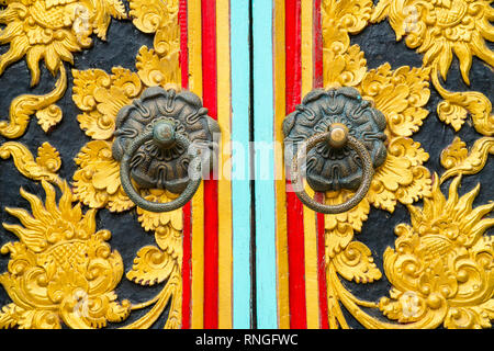 Ornements traditionnels balinais locales sculpté dans le bois par des artisans locaux par des mains Banque D'Images