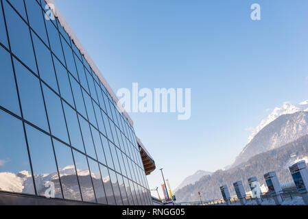 Reflet de la montagne dans un édifice de verre - station de ski Hauser Kaibling une des stations de ski top 4 liés montagnes Ski Autriche Banque D'Images