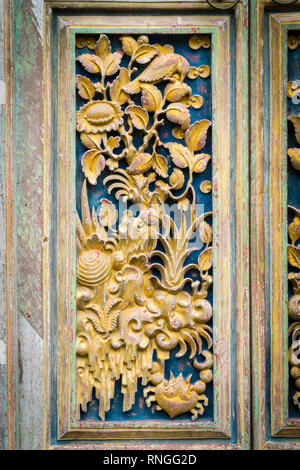 Ornements traditionnels balinais locales sculpté dans le bois par des artisans locaux par des mains Banque D'Images