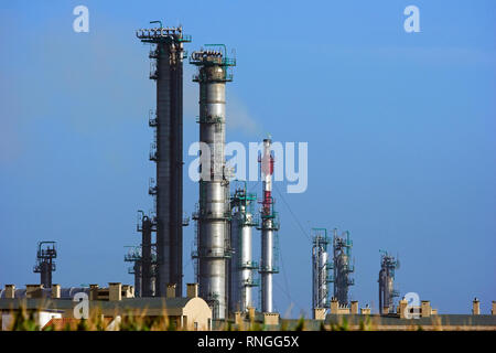 L'installation de produits chimiques - partie d'une grande raffinerie de pétrole Banque D'Images