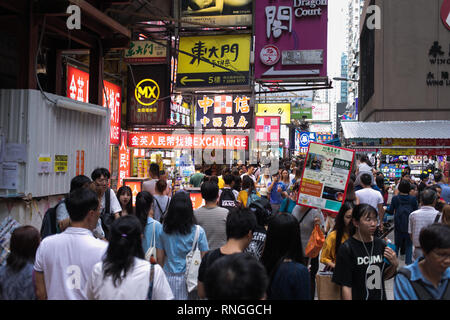 Les rues bondés de gens. Hong Kong est l'un des plus densément peuplés de villes dans le monde. Banque D'Images