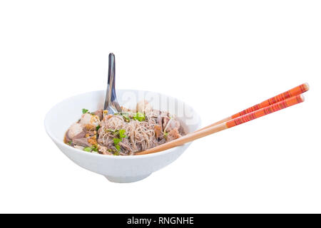 Viande de porc nouilles et pièce dans un bol sur la table au bouillon intense. Vue de dessus fond blanc isolé et clipping path Banque D'Images