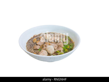 Viande de porc nouilles et pièce dans un bol sur la table au bouillon intense. Vue de dessus oover isolé sur fond blanc et clipping path Banque D'Images